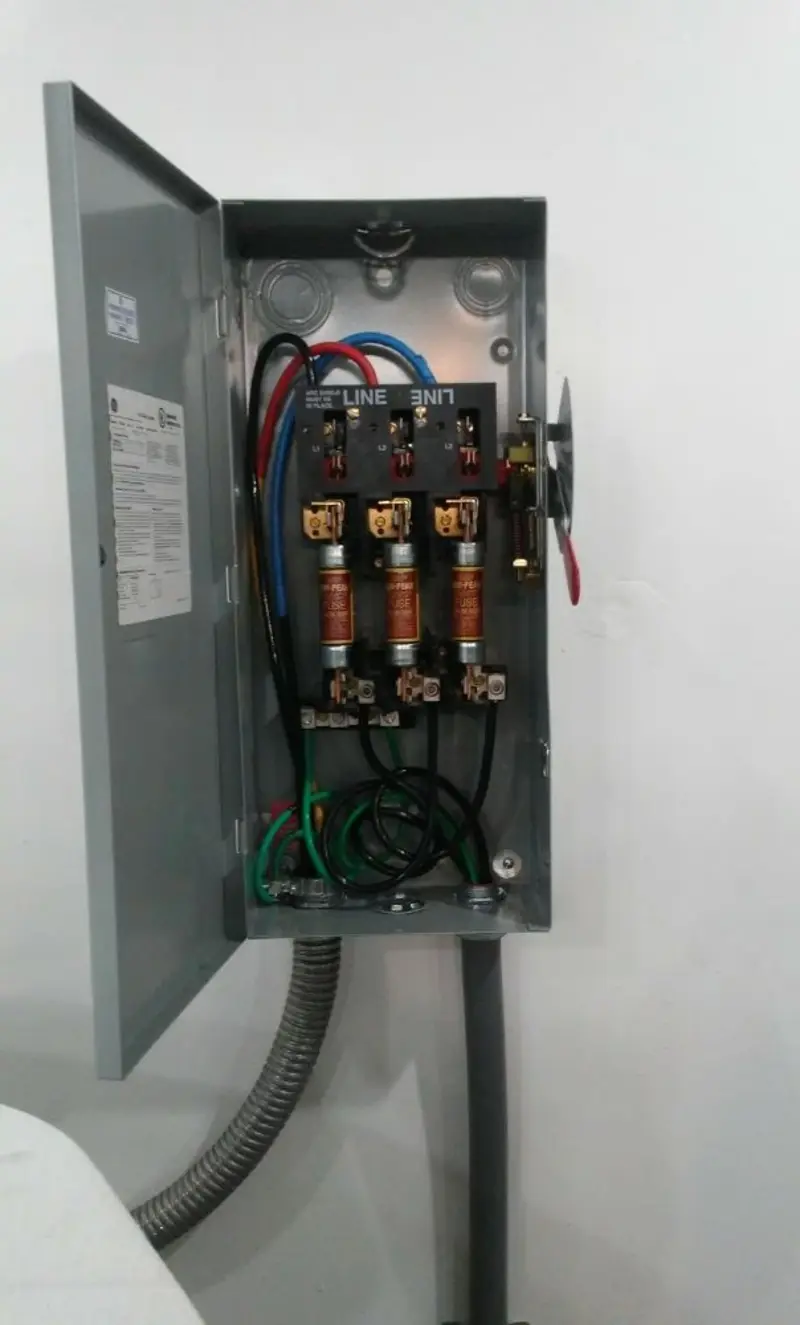 Three-phase disconnect switch installed for Smoke Detector Installation in Ingram